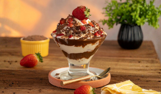 Sorvete Mix Morango Com Ovomaltine® Creme Crocante e com Flocos Crocantes