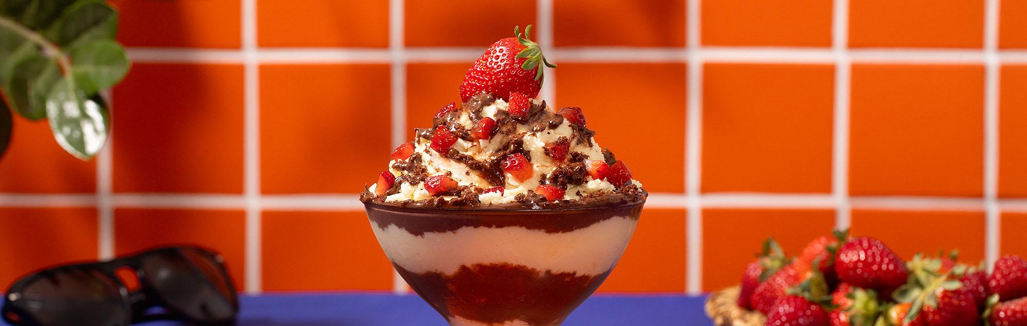 Sorvete Mix Morango Com Ovomaltine® Creme Crocante e com Flocos Crocantes